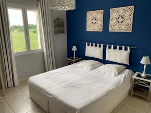 4 bedrooms, iron/ironing board, travel crib, free WiFi - Spacious, bright villa. Charm, comfort and calm. Heated swimming pool. (Argilliers)