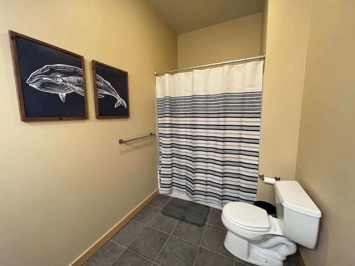 Een bad, een haardroger, handdoeken