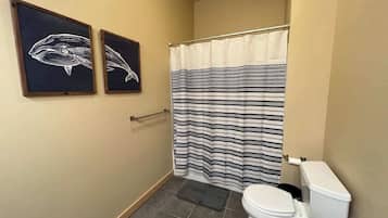 Een bad, een haardroger, handdoeken