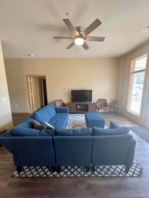 Una televisión, una oficina