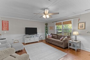 Smart TV, books - Mai Tai Good Time- Kayaks, bikes, fire pit, fenced yard and more! (Supply)