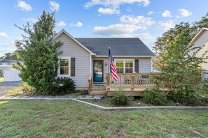 Exterior - Mai Tai Good Time- Kayaks, bikes, fire pit, fenced yard and more! (Supply)