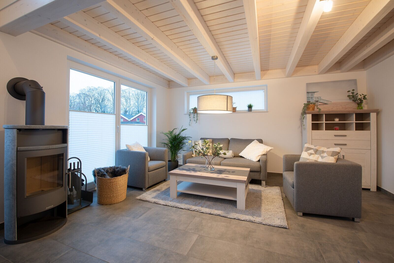 Een televisie en een open haard