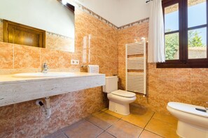 Bathtub, towels