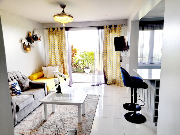 TV - Carib Water Front CONDOMINIUM Ocho Rios (Ocho Rios)