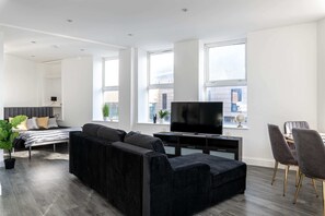TV, offices - Stylish Central Studio Apartment Modern Luxury (Brighton)
