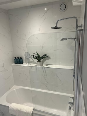 Baignoire, sèche-cheveux, serviettes fournies