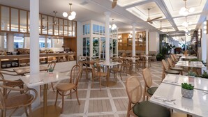 Een ruim restaurant met hoge plafonds, houten balken en een combinatie van eettafels en stoelen.