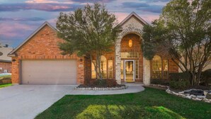 Exterior - Elite 4BR/2B Home with Hot Tub, Pool, and BBQ (Haltom City)