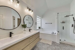Baignoire, articles de toilette gratuits, sèche-cheveux