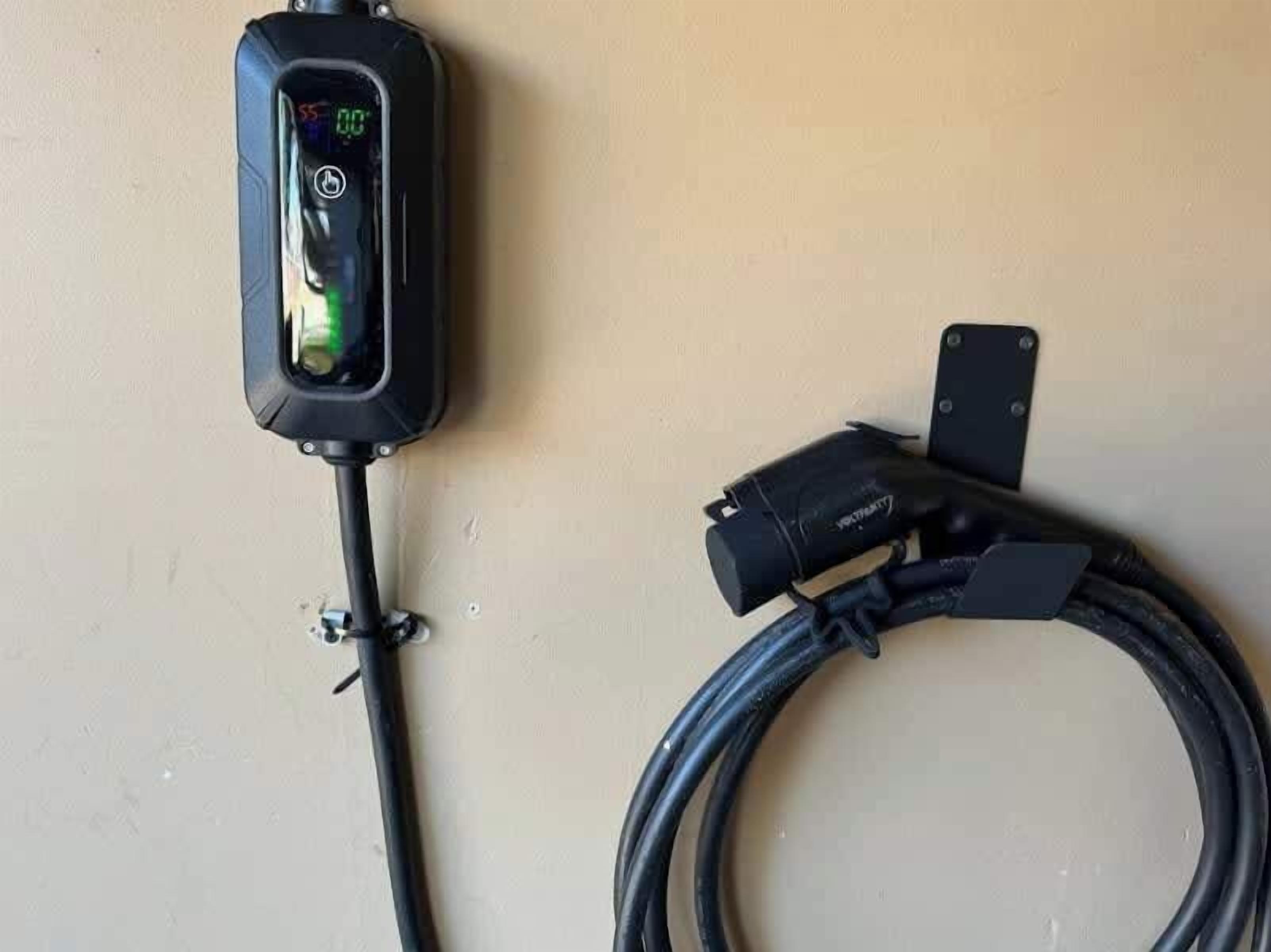 Un dispositivo con pantalla digital y un cable enrollado conectado.