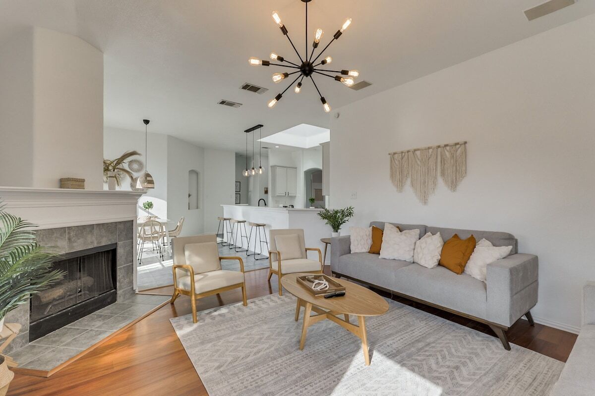 Una televisión, una chimenea, un reproductor estéreo, una oficina