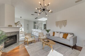 Televisio, takka, stereot, työhuone