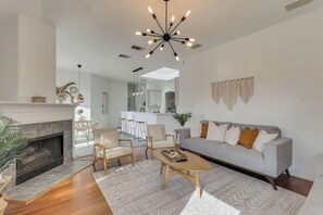 Televisie, een open haard, een stereo en een kantoor