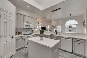 Een koelkast, een microgolfoven, een oven, een kookplaat