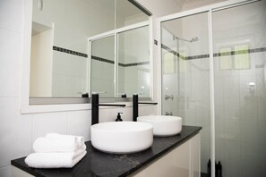 Bathtub, free toiletries, towels, shampoo - Canobolas Cottage - Amazing Farm Stay, 4 King Beds (Canobolas)