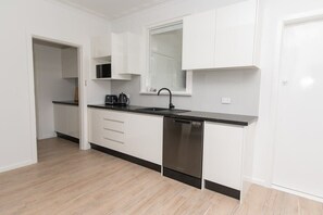 Fridge, microwave, oven, stovetop - Canobolas Cottage - Amazing Farm Stay, 4 King Beds (Canobolas)