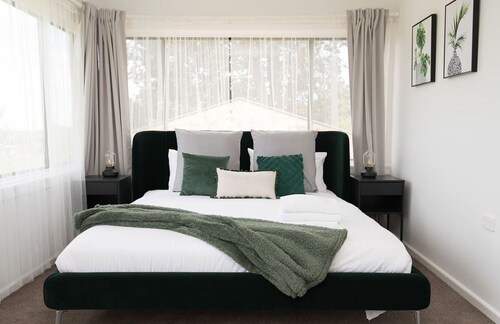 Canobolas Cottage - Amazing Farm Stay, 4 King Beds