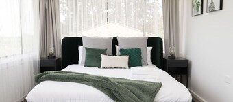 Canobolas Cottage - Amazing Farm Stay, 4 King Beds