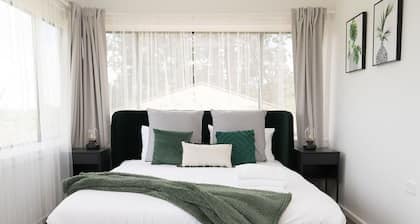 Canobolas Cottage - Amazing Farm Stay, 4 King Beds