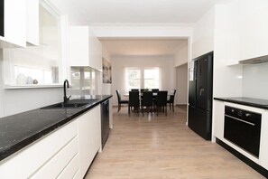 Fridge, microwave, oven, stovetop - Canobolas Cottage - Amazing Farm Stay, 4 King Beds (Canobolas)