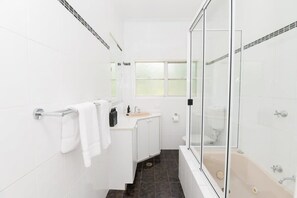 Baignoire, articles de toilette gratuits, serviettes fournies