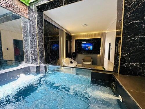 house with jacuzzi near lleras park 