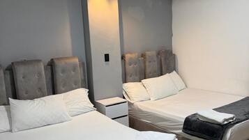 4 bedrooms, in-room safe, desk, WiFi