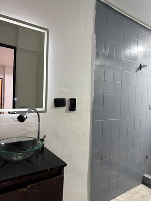Dusche, Handtücher, Seife, Toilettenpapier