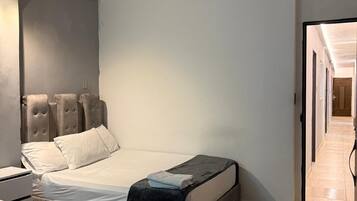 4 bedrooms, in-room safe, desk, WiFi