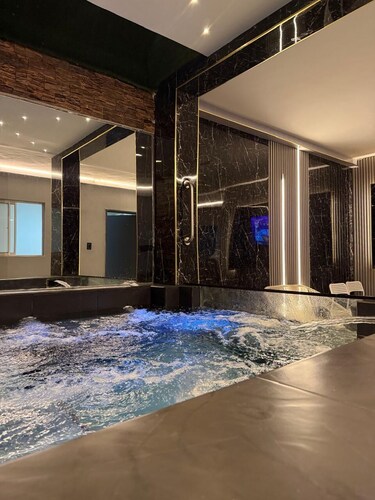 house with jacuzzi near lleras park 