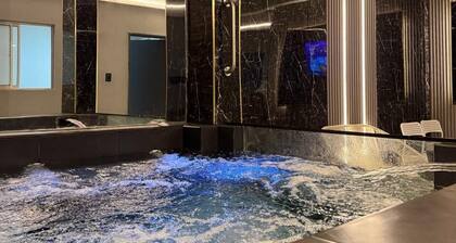 house with jacuzzi near lleras park