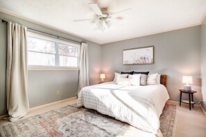 3 habitaciones, escritorio y tabla de planchar con plancha 