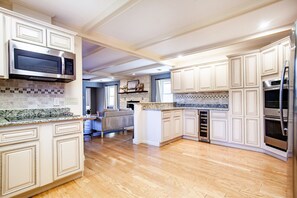 Fridge, microwave, oven, stovetop - Wraparound Porch & Cozy Fire – Relax in the Smokies! (Sevierville)