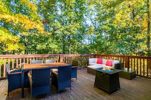 Outdoor dining - Front-Row Smoky Mountain Views - Chef`s Kitchen (Sevierville)