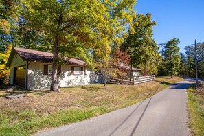 Exterior - Front-Row Smoky Mountain Views - Chef`s Kitchen (Sevierville)