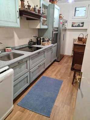 Frigorifero, microonde, forno, piano cottura