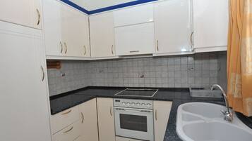 Apartemen Standar | Dapur kecil pribadi | Lemari es kecil dan peralatan masak/sendok-piring