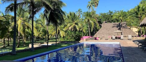 Una piscina al aire libre