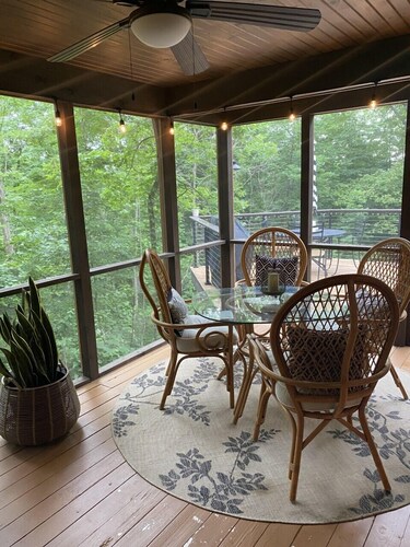 Secluded Treehouse, Great Views, near Hwy 20 & Amenities, remodeled primary bath