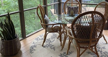 Secluded Treehouse, Great Views, near Hwy 20 & Amenities, remodeled primary bath