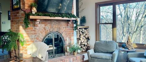 Smart TV, fireplace, stereo