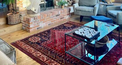 Secluded Treehouse w/Great Views, Jacuzzi tub, near Hwy 20 & Territory Amenities