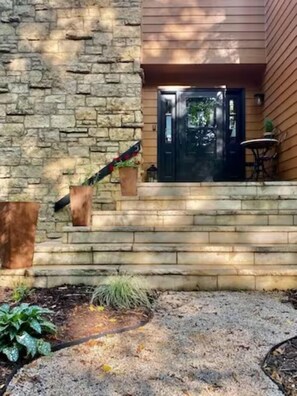 Exterior detail - Secluded Treehouse, Great Views, near Hwy 20 & Amenities, remodeled primary bath (Galena)