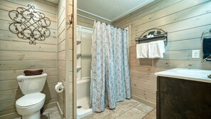 Combined shower/tub, hair dryer, towels