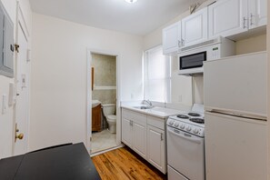 Apartment | Eigene Küche | Großer Kühlschrank, Mikrowelle, Ofen, Herdplatte