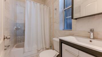 Apartemen | Kamar mandi | Kombinasi shower/bathtub dan handuk