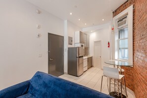 Apartment | Private kitchen | Full-sized fridge, microwave, oven, stovetop - 110th Boutique Hotel (New York)