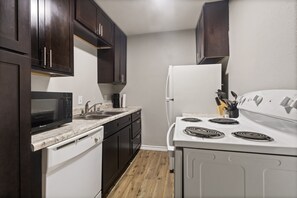 Refrigerador, microondas, horno y parrilla de estufa 