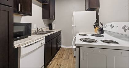 3/4Mile to AT&T★ ExperiencedHosts ★ 2Bed + Kitchen
